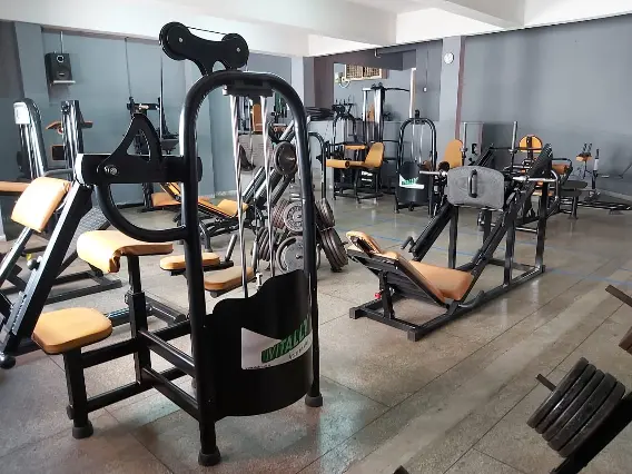 Equipamentos de musculação na Academia Universus