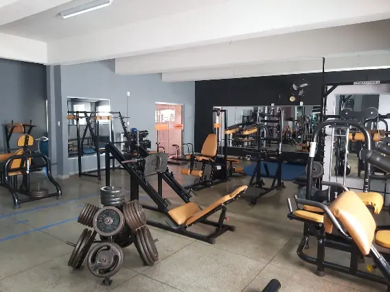 Área de musculação com máquinas e pesos