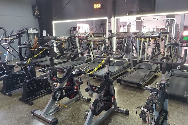 Área de cardio da Academia Universus com esteiras e bicicletas