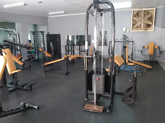 Equipamentos da área de musculação da Academia Universus